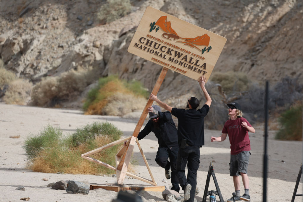 Event workers disassemble a sign after then-President Joe Biden cancelled a press conference announcing the Chuckwalla National Monument in California on Jan. 7.  (Robert Gauthier/Los Angeles Times via Getty Images)