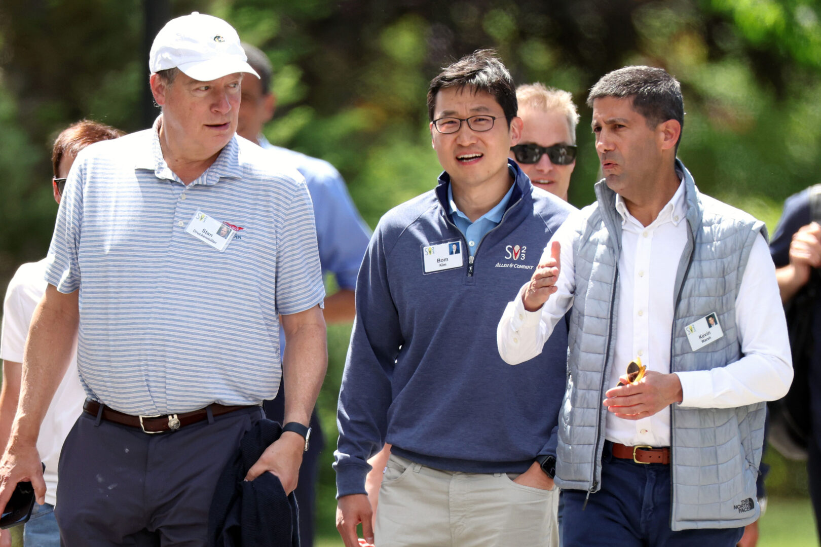 Kevin Warsh, right, walks with Bom Kim (C), founder and CEO of Coupang and investor Stan Druckenmiller  at the Allen & Company Sun Valley Conference on July 13, 2023 in Sun Valley, Idaho. 